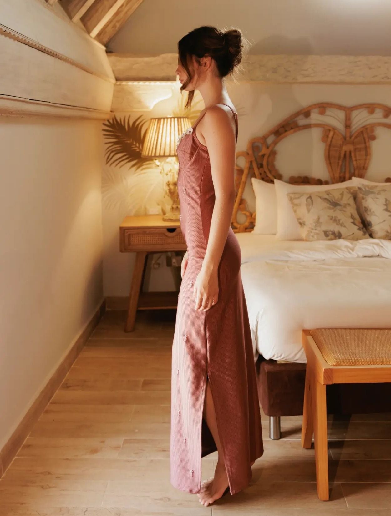 Vestido Jardín de Santo Azul en color Rose midi con silueta femenina y diseño de autor – Moda colombiana de lujo contemporáneo | Casa Precis, Concept Store