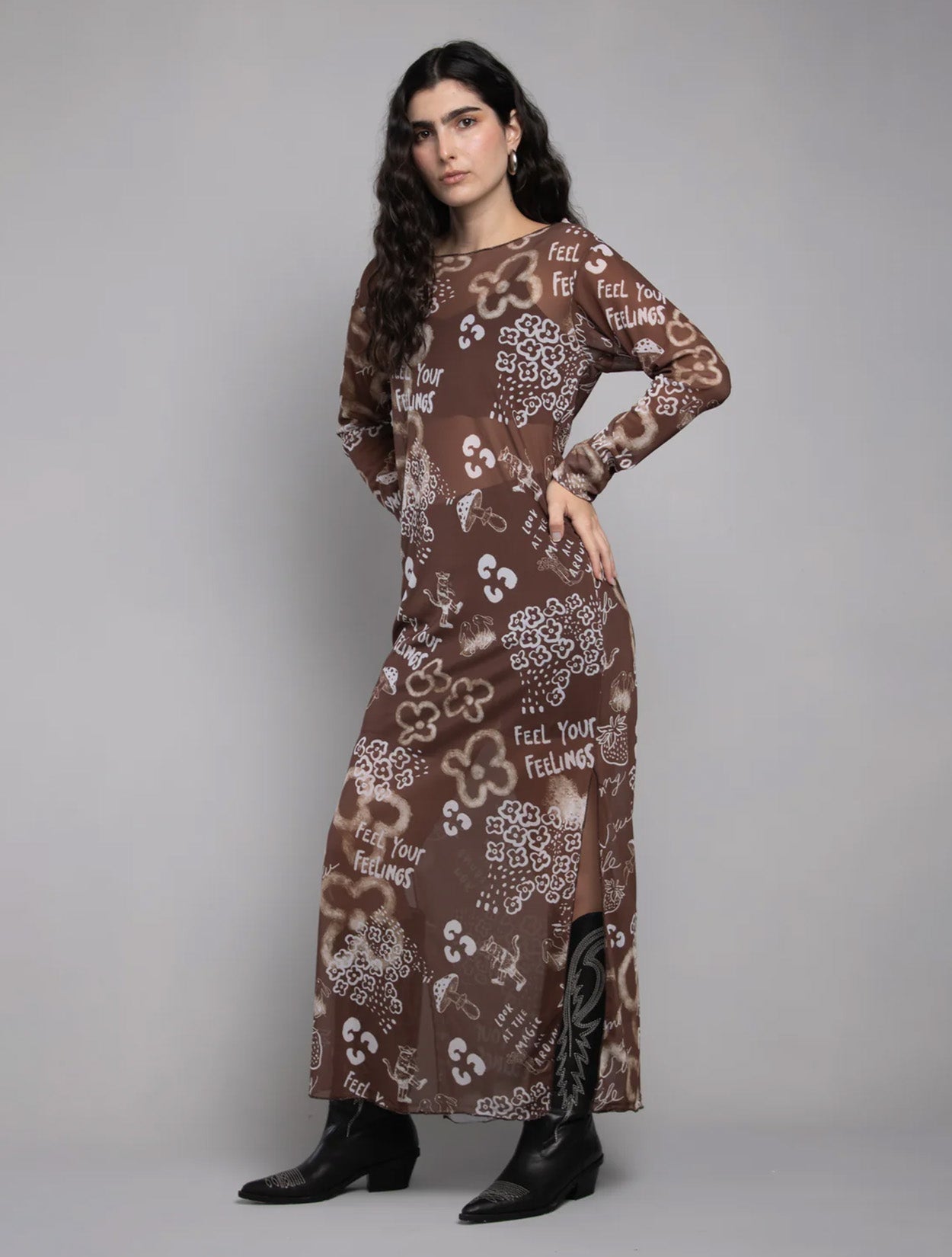 Vestido largo de malla transparente con estampado gráfico orgánico de Mar Mara – Diseño colombiano de lujo para playa | Casa Precis, Concept Store