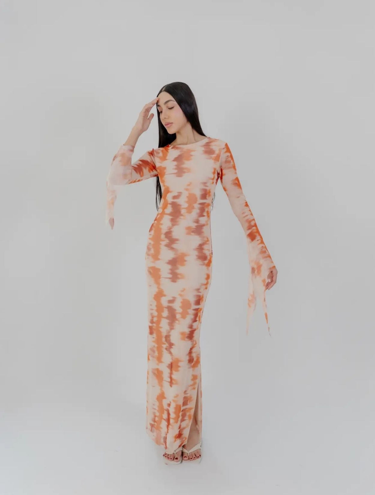 Vestido Salea de Santo Azul en color arequipe largo con silueta fluida y diseño minimalista para mujer – Moda colombiana de lujo atemporal | Casa Precis, Concept Store