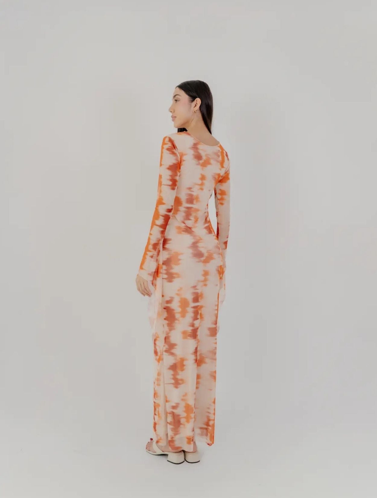 Vestido Salea de Santo Azul en color arequipe largo con silueta fluida y diseño minimalista para mujer – Moda colombiana de lujo atemporal | Casa Precis, Concept Store
