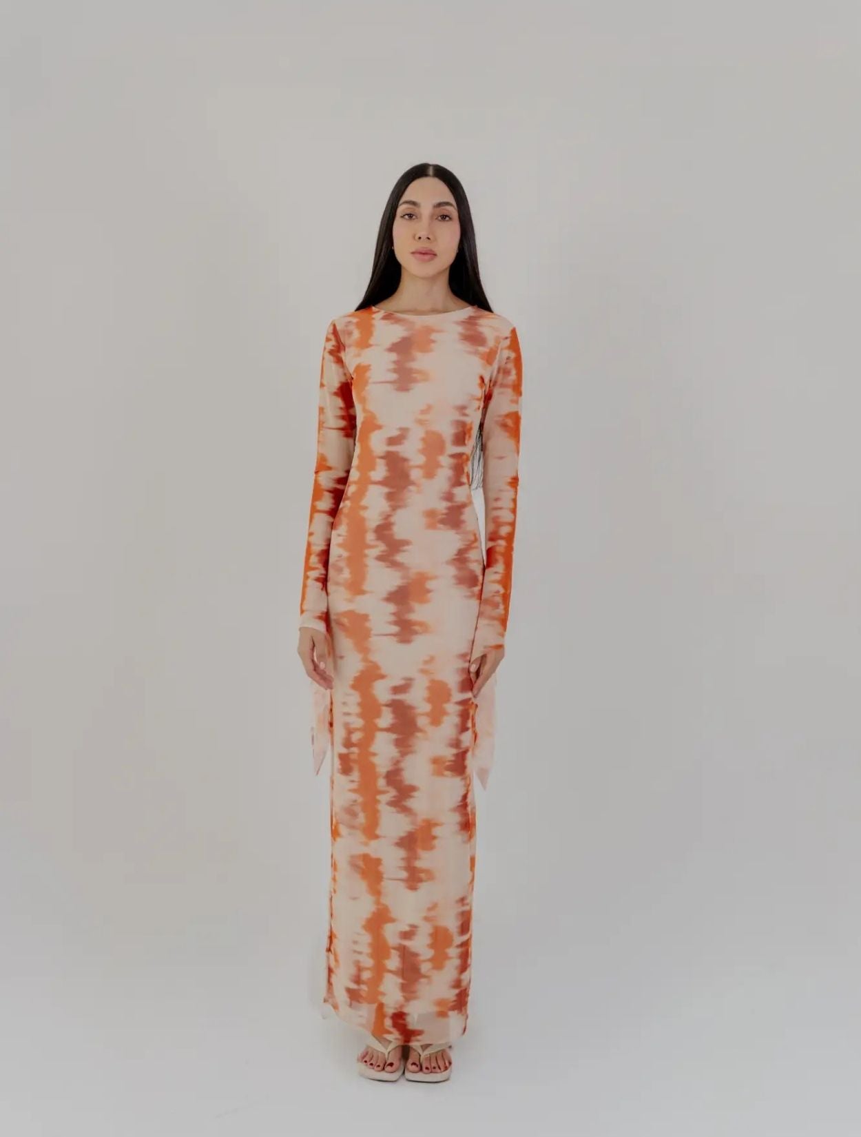Vestido Salea de Santo Azul en color arequipe largo con silueta fluida y diseño minimalista para mujer – Moda colombiana de lujo atemporal | Casa Precis, Concept Store