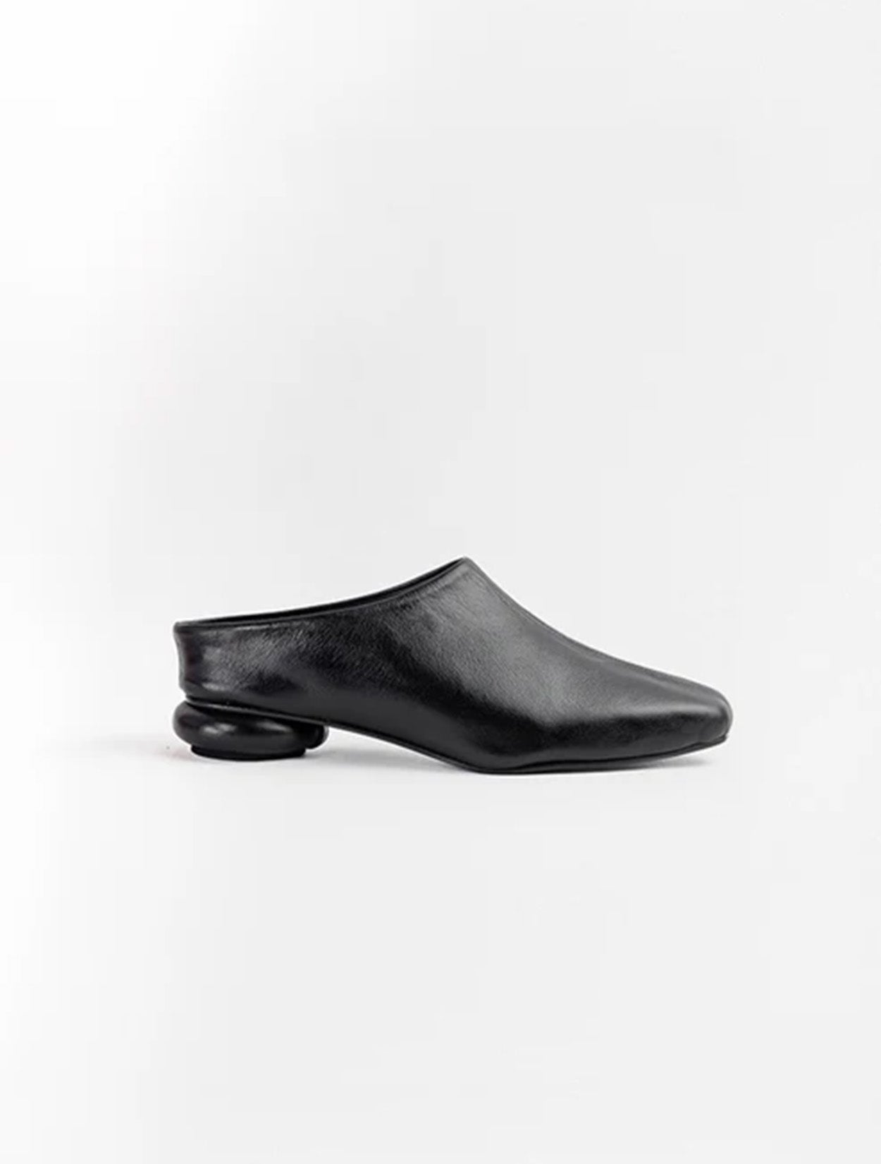 Botín Yuval de Javier Jiménez en cuero negro con diseño de tiras entrelazadas y hebilla – Calzado colombiano de lujo | Casa Precis, Concept Store