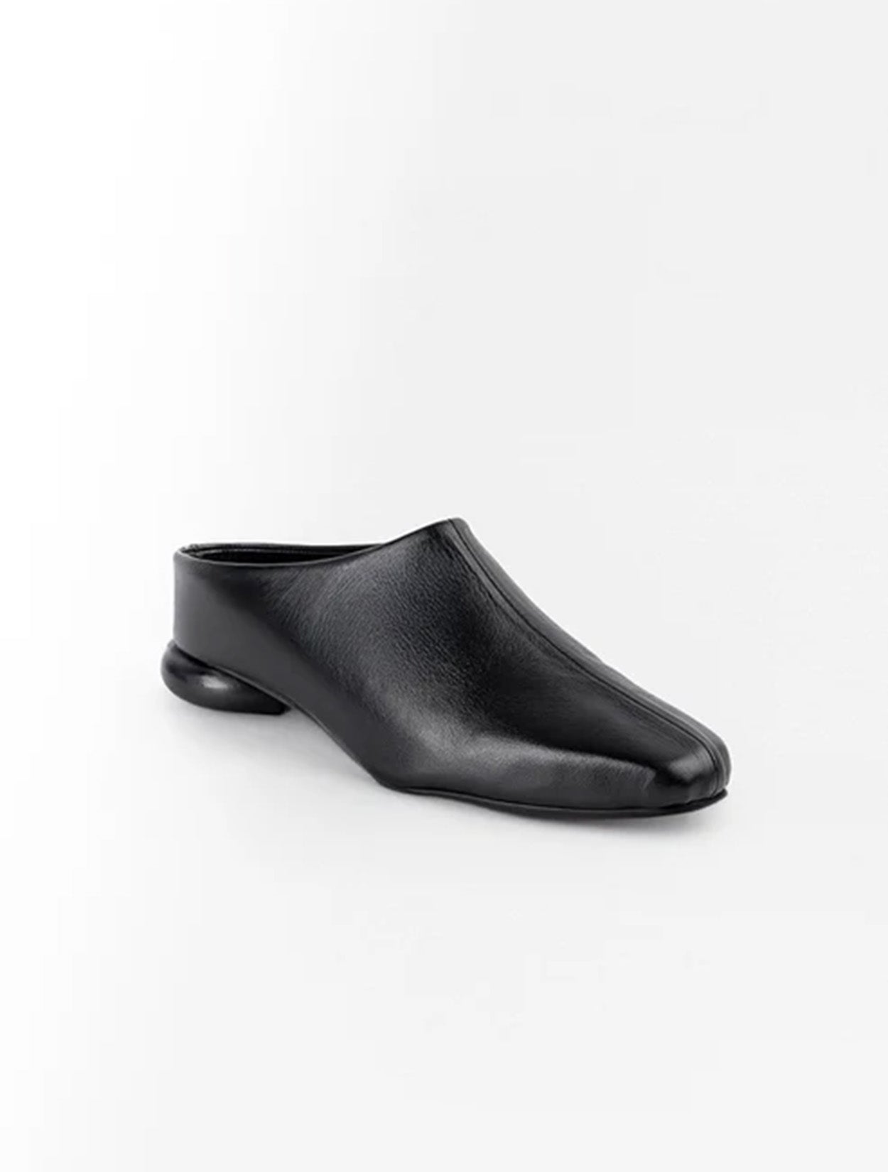 Botín Yuval de Javier Jiménez en cuero negro con diseño de tiras entrelazadas y hebilla – Calzado colombiano de lujo | Casa Precis, Concept Store