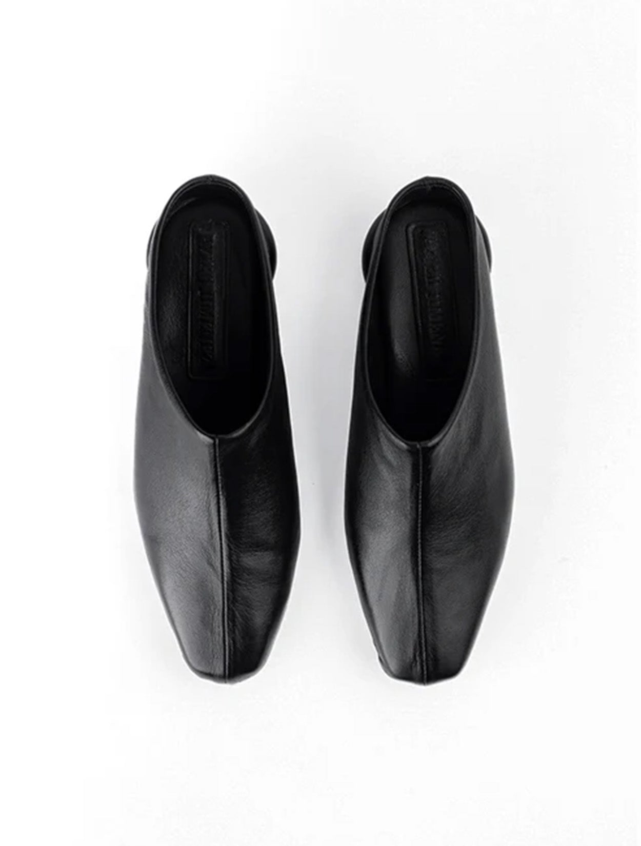 Botín Yuval de Javier Jiménez en cuero negro con diseño de tiras entrelazadas y hebilla – Calzado colombiano de lujo | Casa Precis, Concept Store