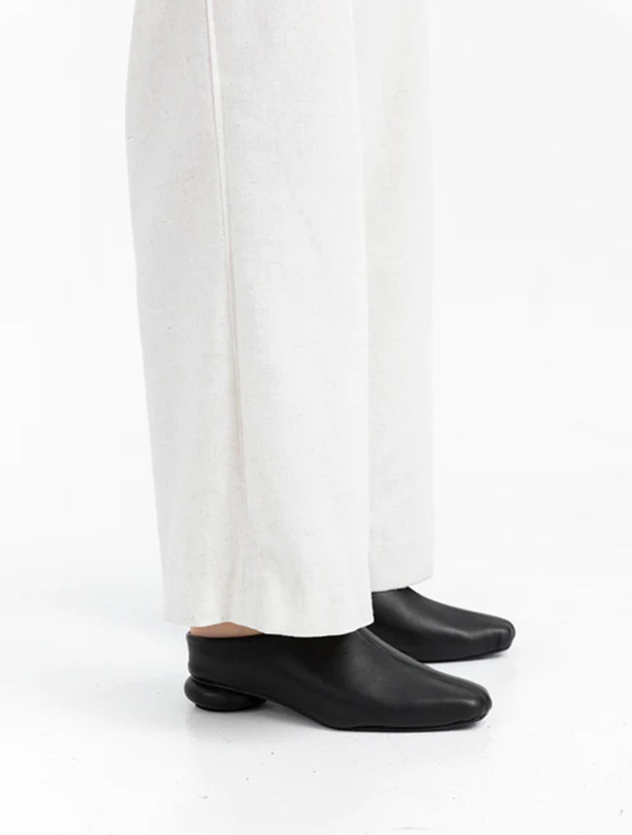 Botín Yuval de Javier Jiménez en cuero negro con diseño de tiras entrelazadas y hebilla – Calzado colombiano de lujo | Casa Precis, Concept Store
