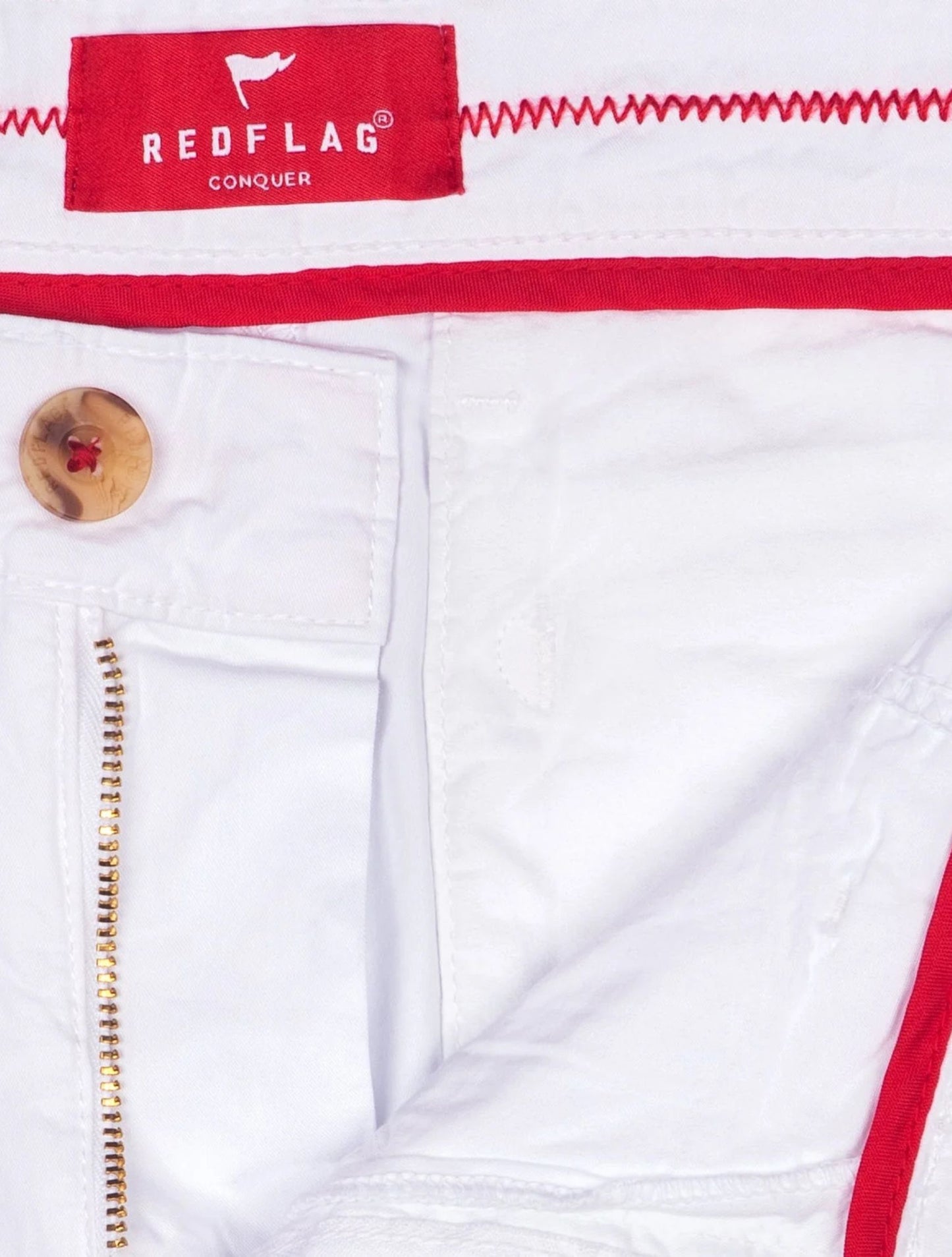 Bermuda de lino premium en color blanco de la marca Red Flag – Ropa de verano de lujo y diseño de autor hecho en Colombia | Casa Precis, Concept Store