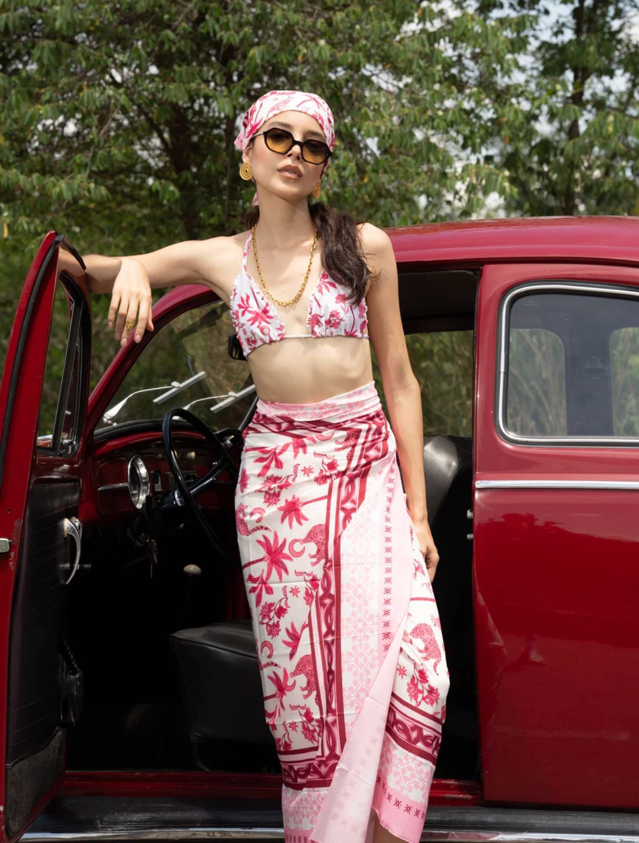Bikini de dos piezas Panther Pink de la marca Flor Amazona con estampado gráfico de panteras sobre fondo rosa de diseño de autor – Vestido de baño de lujo hecho en Colombia | Casa Precis, Concept Store