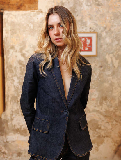 Blazer denim con aplique de flor tridimensional XL de la marca Diana Buelvas – Moda colombiana de lujo con diseño sastrero y artístico | Casa Precis, Concept Store