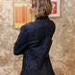 Blazer denim con aplique de flor tridimensional XL de la marca Diana Buelvas – Moda colombiana de lujo con diseño sastrero y artístico | Casa Precis, Concept Store