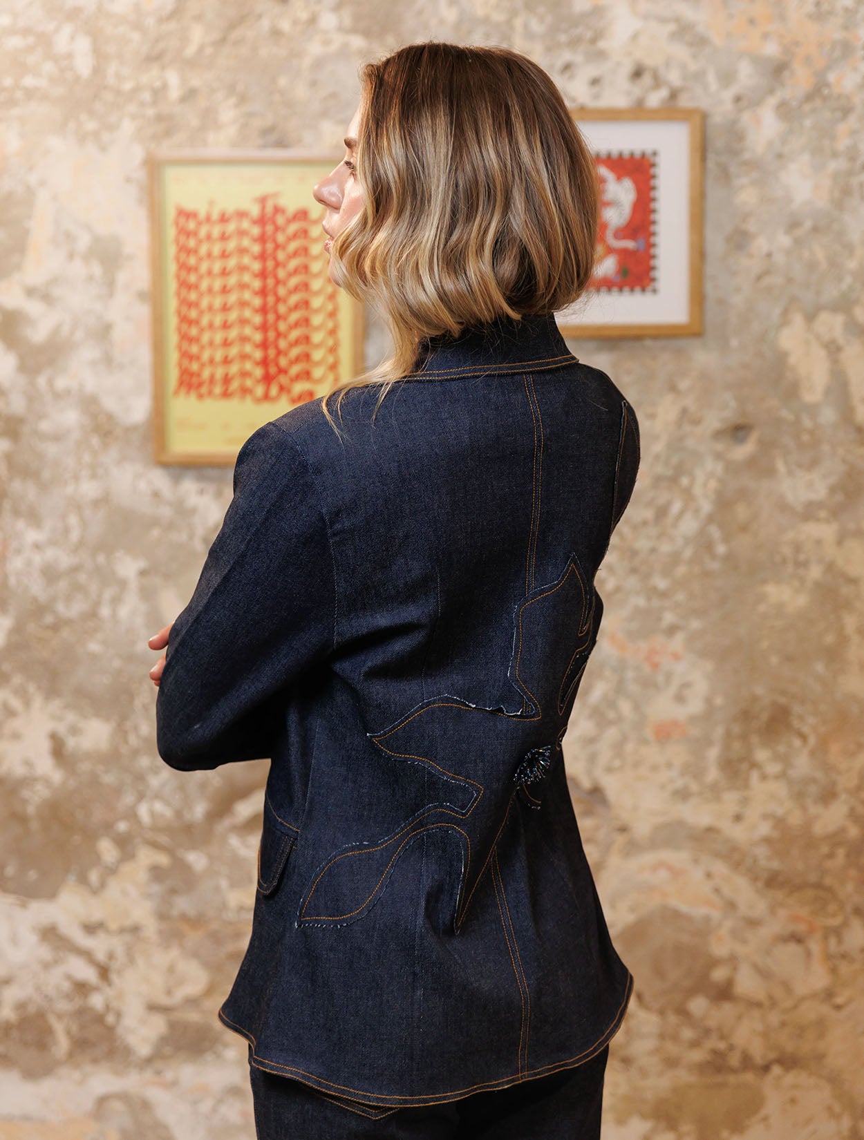 Blazer denim con aplique de flor tridimensional XL de la marca Diana Buelvas – Moda colombiana de lujo con diseño sastrero y artístico | Casa Precis, Concept Store
