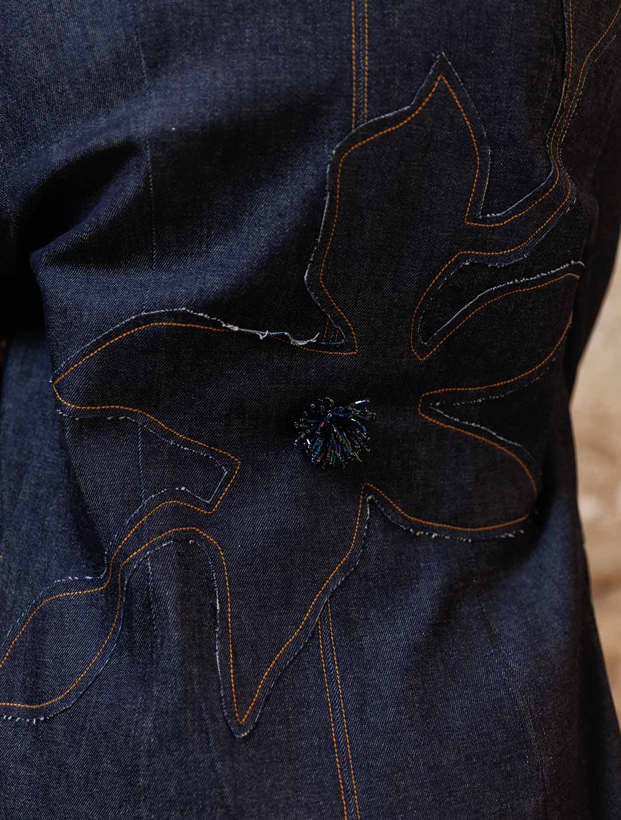 Blazer denim con aplique de flor tridimensional XL de la marca Diana Buelvas – Moda colombiana de lujo con diseño sastrero y artístico | Casa Precis, Concept Store