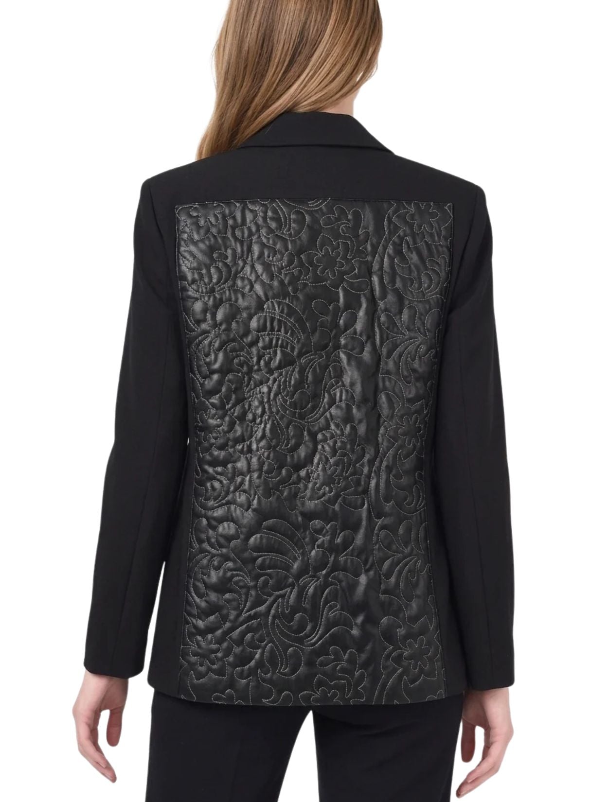Twiggy Blazer de la marca Décadas en color negro con detalle posterior abullonado en cuero sintético y bordado de flor blanca – Blazer sastrero de diseño de autor hecho en Colombia | Casa Precis, Concept Store