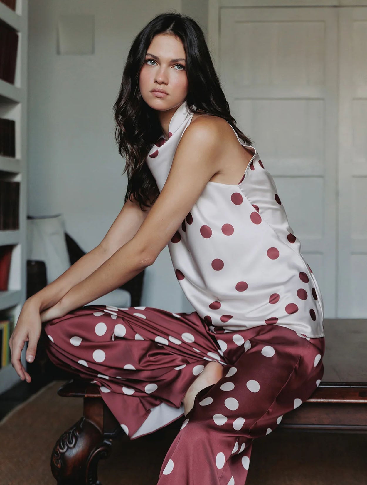 Blusa de seda pura con cuello alto y estampado de bolas de la marca Diana Buelvas – Moda colombiana de lujo contemporáneo y diseño atemporal | Casa Precis, Concept Store