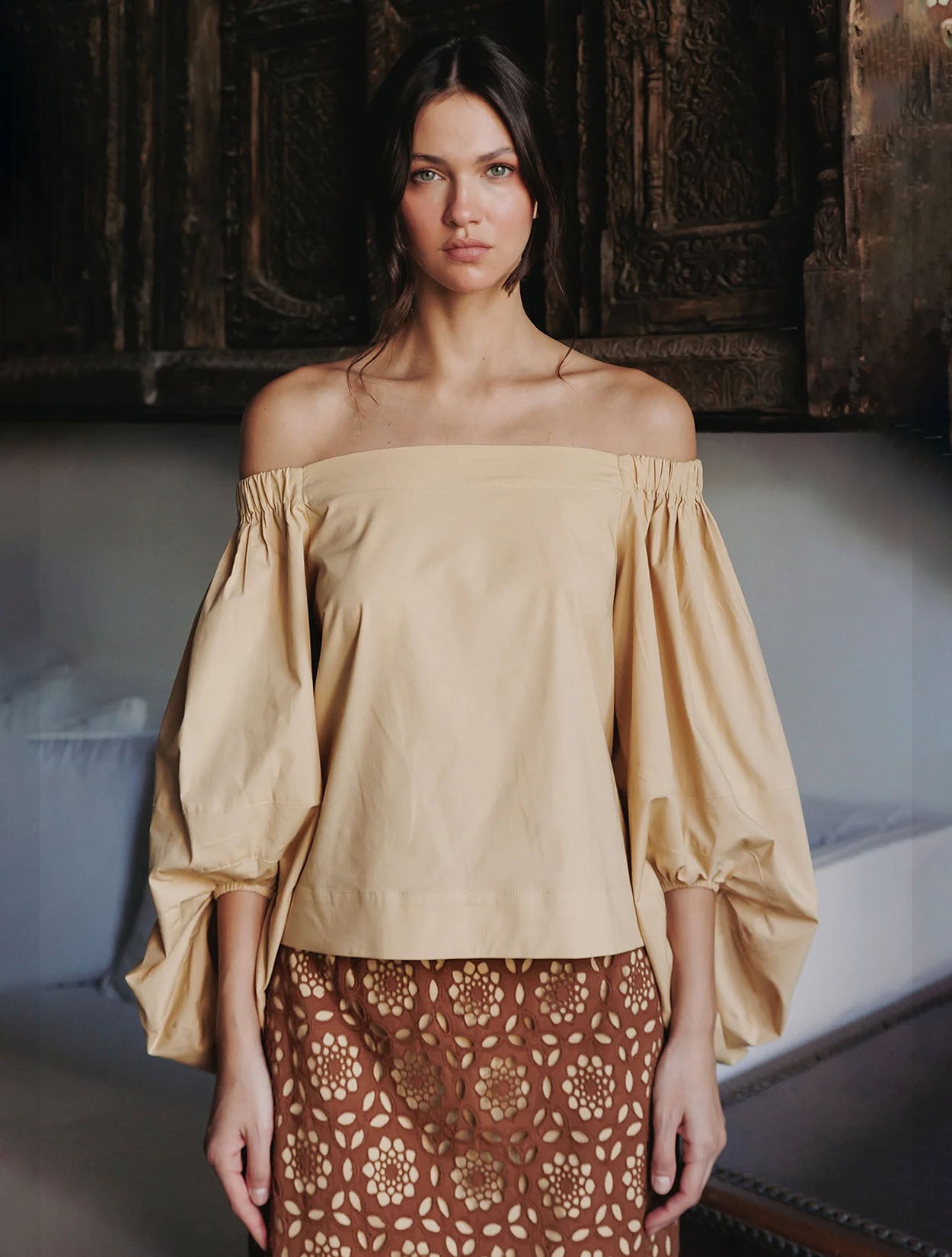 Blusa de algodón off-shoulder unicolor de la marca Diana Buelvas con diseño de volantes estructurados – Moda colombiana de lujo y elegancia femenina | Casa Precis, Concept Store