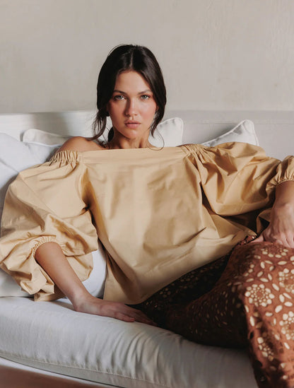Blusa de algodón off-shoulder unicolor de la marca Diana Buelvas con diseño de volantes estructurados – Moda colombiana de lujo y elegancia femenina | Casa Precis, Concept Store