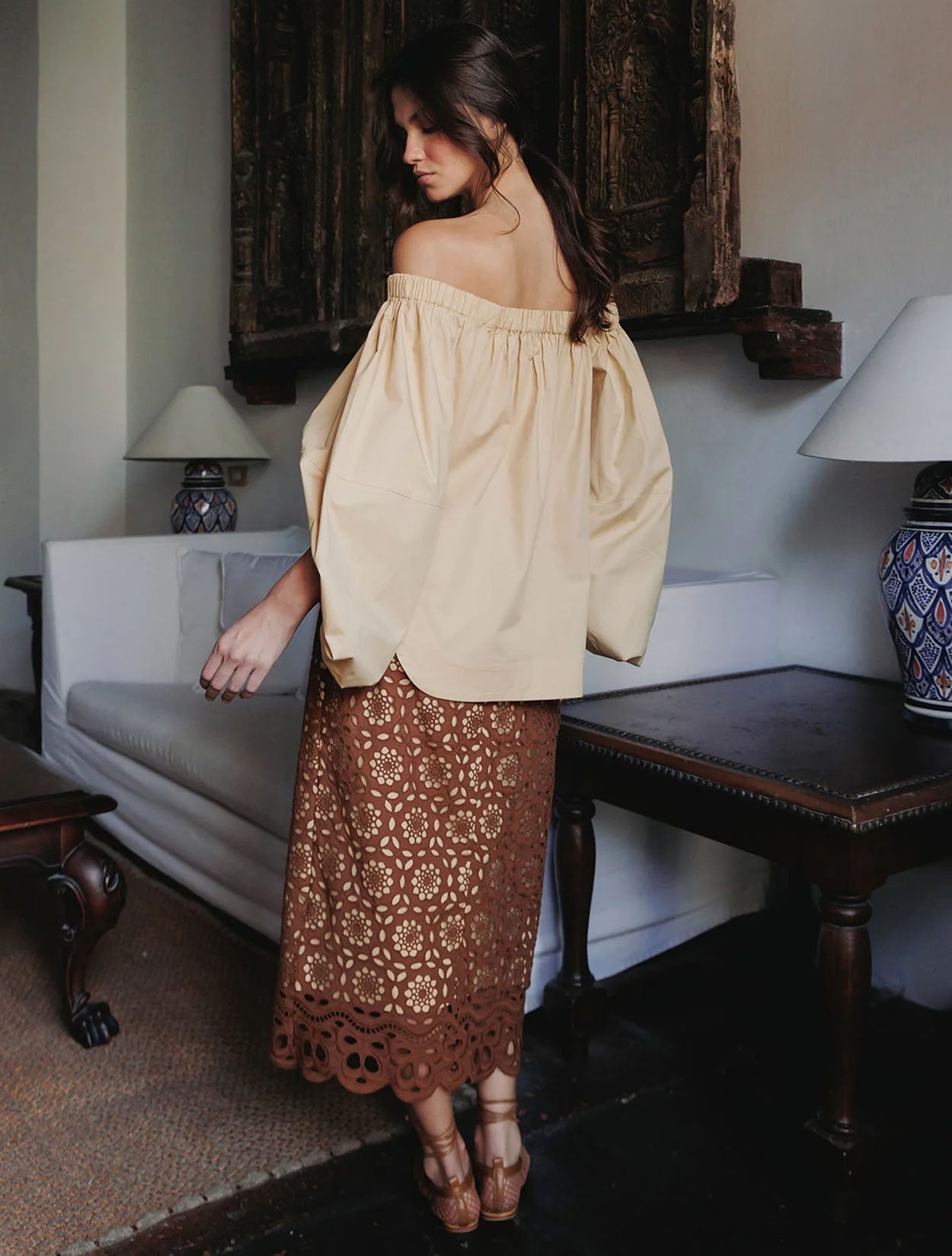 Blusa de algodón off-shoulder unicolor de la marca Diana Buelvas con diseño de volantes estructurados – Moda colombiana de lujo y elegancia femenina | Casa Precis, Concept Store
