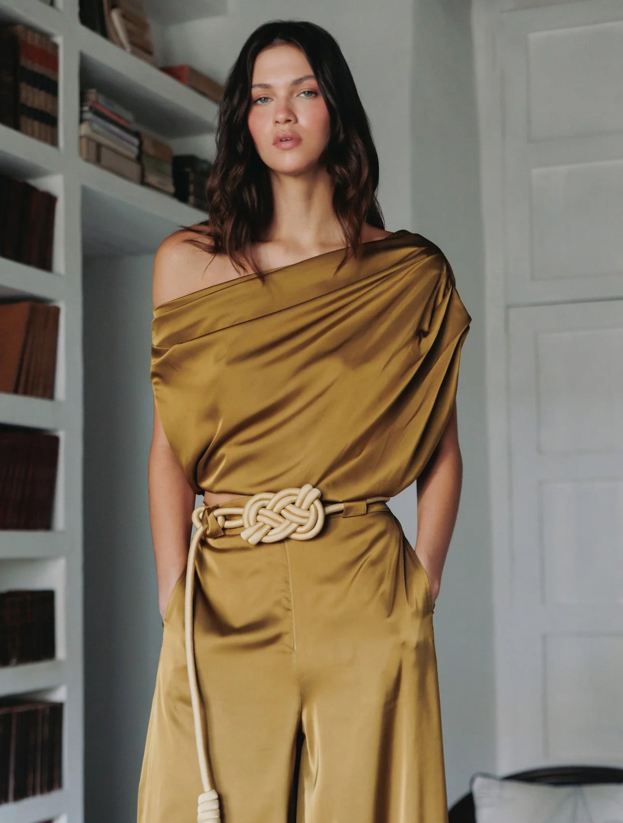 Blusa de seda pura unicolor de la marca Diana Buelvas con silueta fluida – Moda colombiana de lujo y elegancia atemporal en seda | Casa Precis, Concept Store