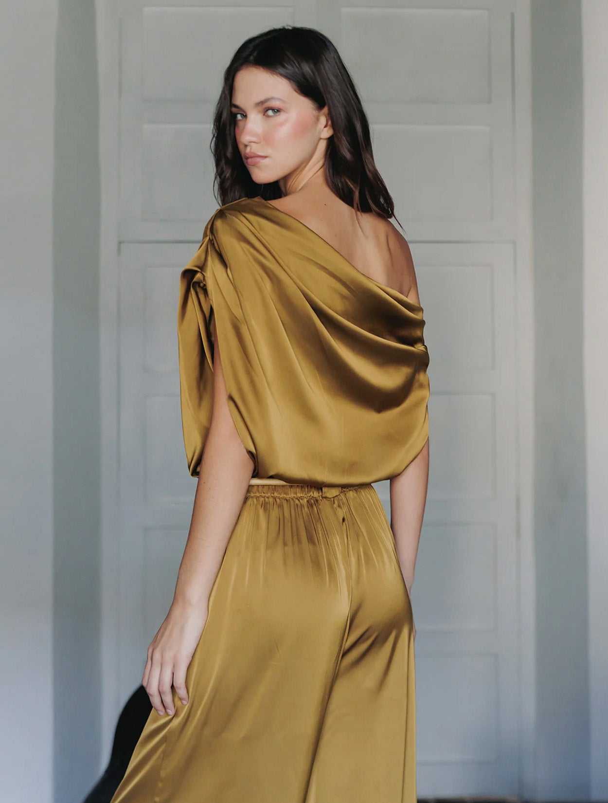 Blusa de seda pura unicolor de la marca Diana Buelvas con silueta fluida – Moda colombiana de lujo y elegancia atemporal en seda | Casa Precis, Concept Store