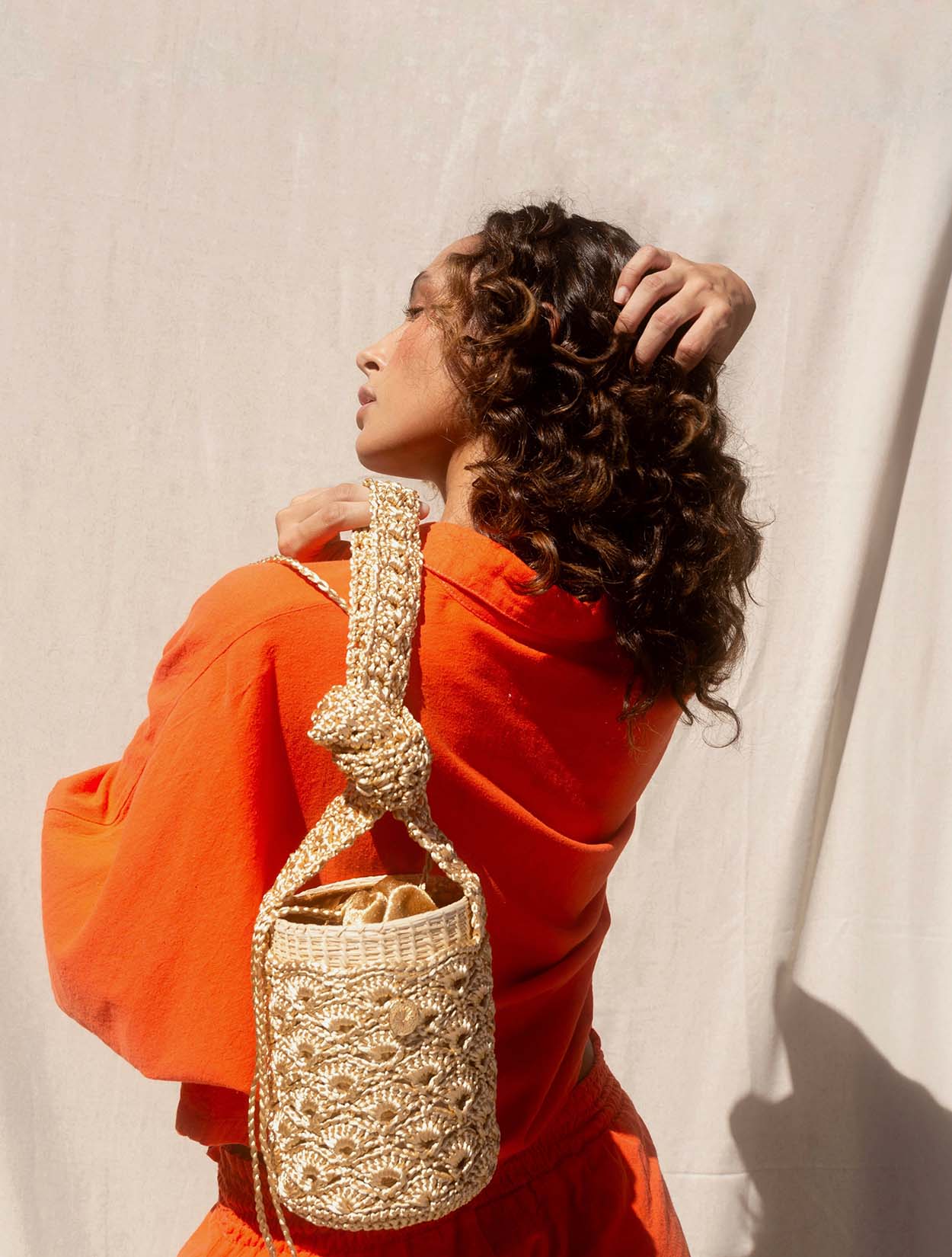 Bolso artesanal Artea tejido en punto calado disponible en color dorado – Moda colombiana de lujo tejido y diseño de autor | Casa Precis, Concept Store
