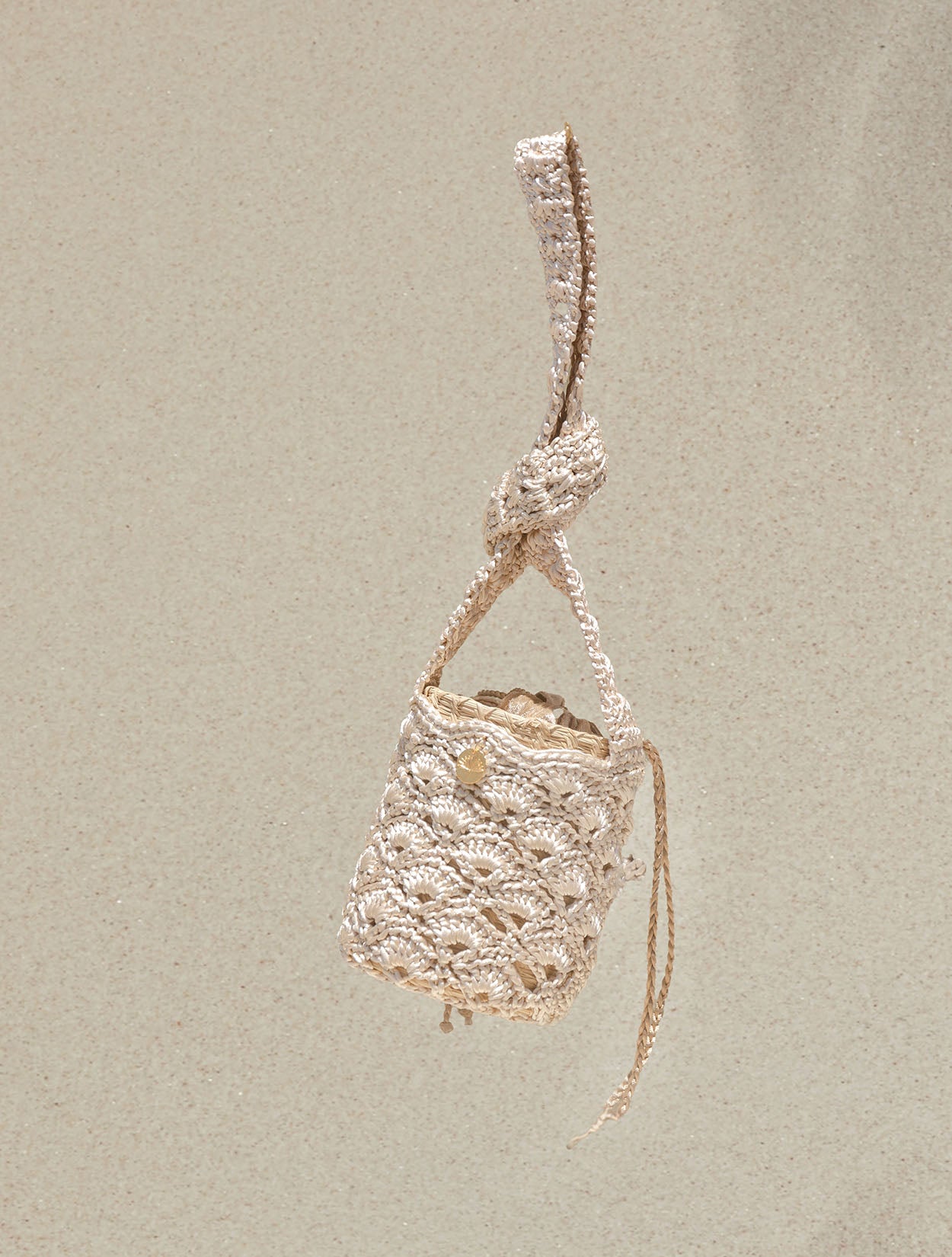 Bolso artesanal Artea tejido en punto calado disponible en color plateado – Moda colombiana de lujo tejido y diseño de autor | Casa Precis, Concept Store