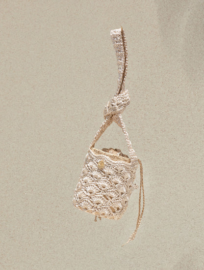 Bolso artesanal Artea tejido en punto calado disponible en color plateado – Moda colombiana de lujo tejido y diseño de autor | Casa Precis, Concept Store