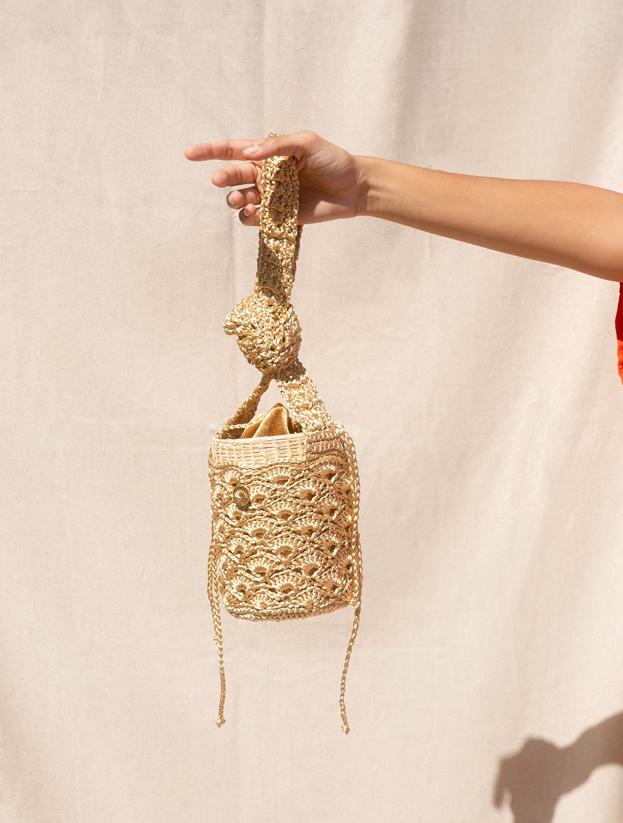 Bolso artesanal Artea tejido en punto calado disponible en color dorado – Moda colombiana de lujo tejido y diseño de autor | Casa Precis, Concept Store