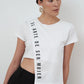 Camiseta de algodón con diseño asimétrico modelo Atrevida en colores blanco y vino de la marca Disímil – Ropa de diseño contemporáneo y básicos de autor hecho en Colombia | Casa Precis, Concept Store