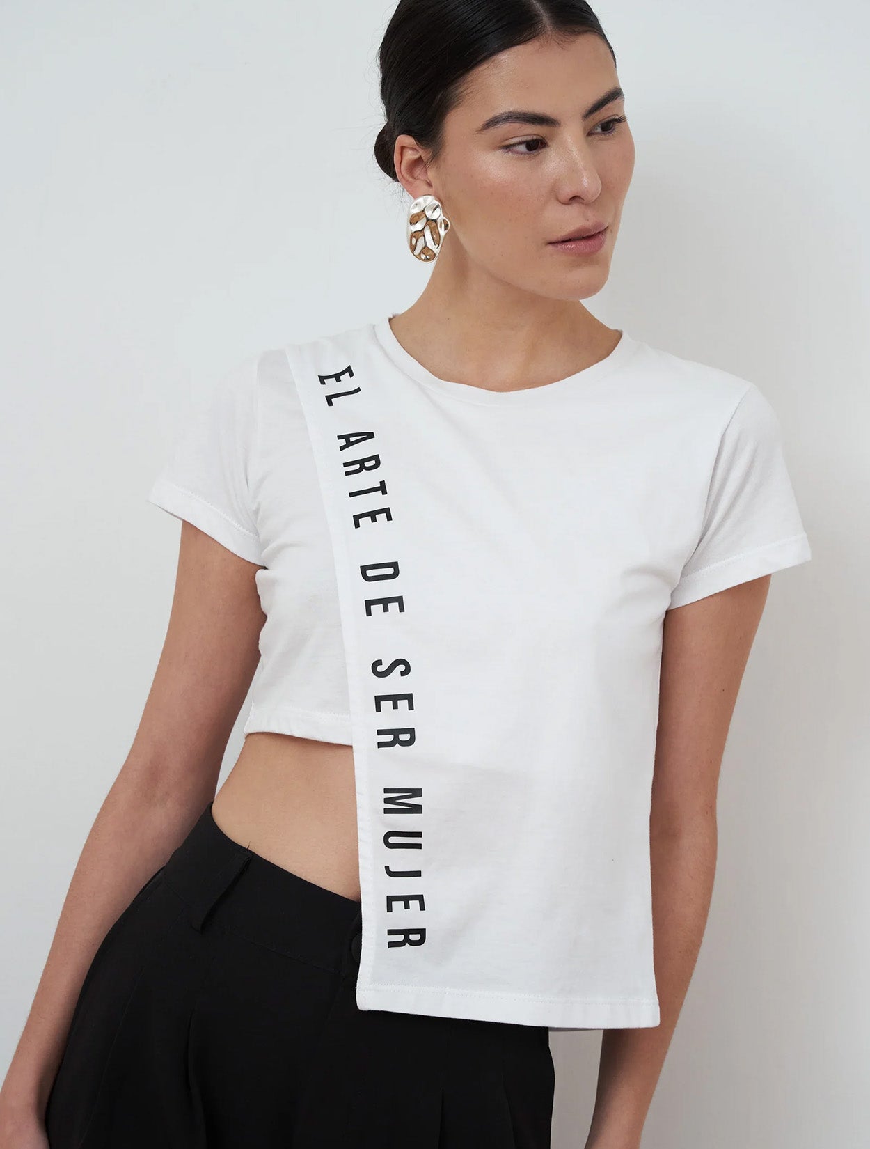 Camiseta de algodón con diseño asimétrico modelo Atrevida en colores blanco y vino de la marca Disímil – Ropa de diseño contemporáneo y básicos de autor hecho en Colombia | Casa Precis, Concept Store