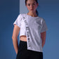 Camiseta de algodón con diseño asimétrico modelo Atrevida en colores blanco y vino de la marca Disímil – Ropa de diseño contemporáneo y básicos de autor hecho en Colombia | Casa Precis, Concept Store