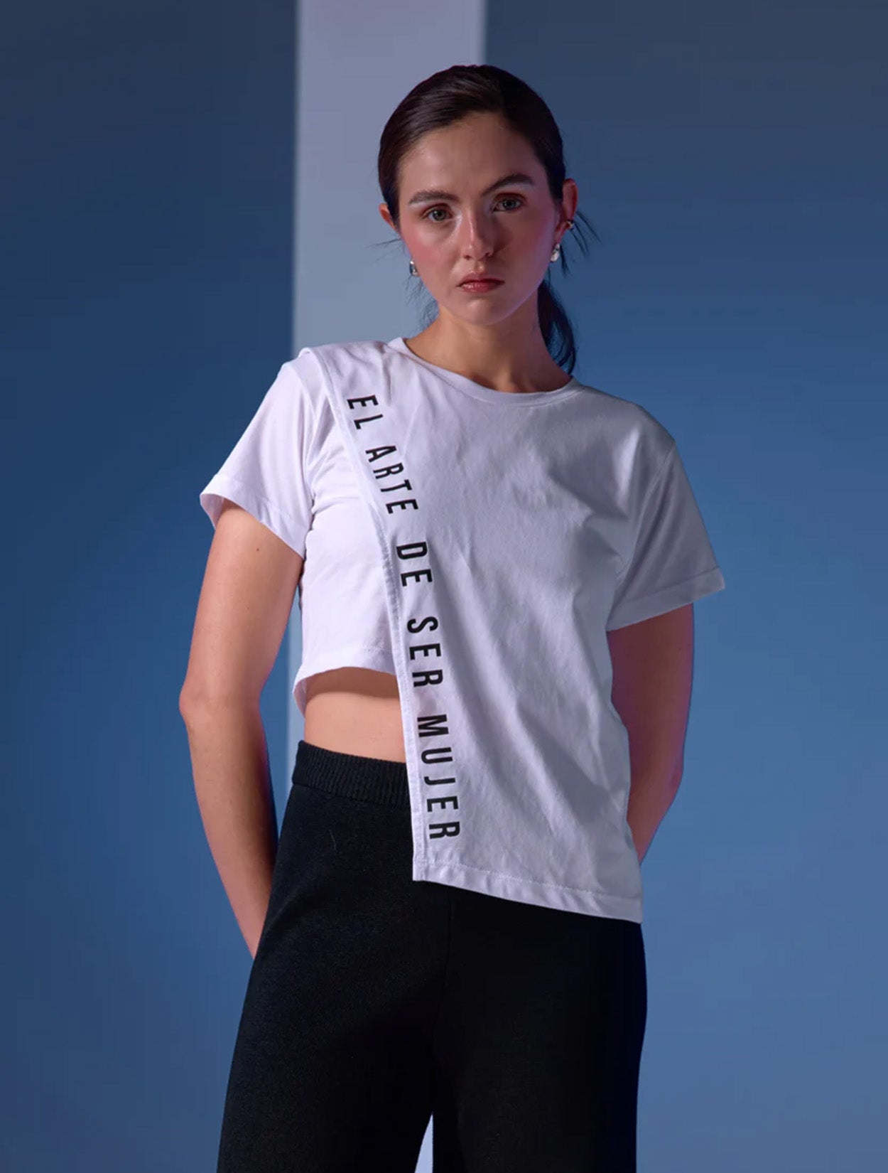 Camiseta de algodón con diseño asimétrico modelo Atrevida en colores blanco y vino de la marca Disímil – Ropa de diseño contemporáneo y básicos de autor hecho en Colombia | Casa Precis, Concept Store