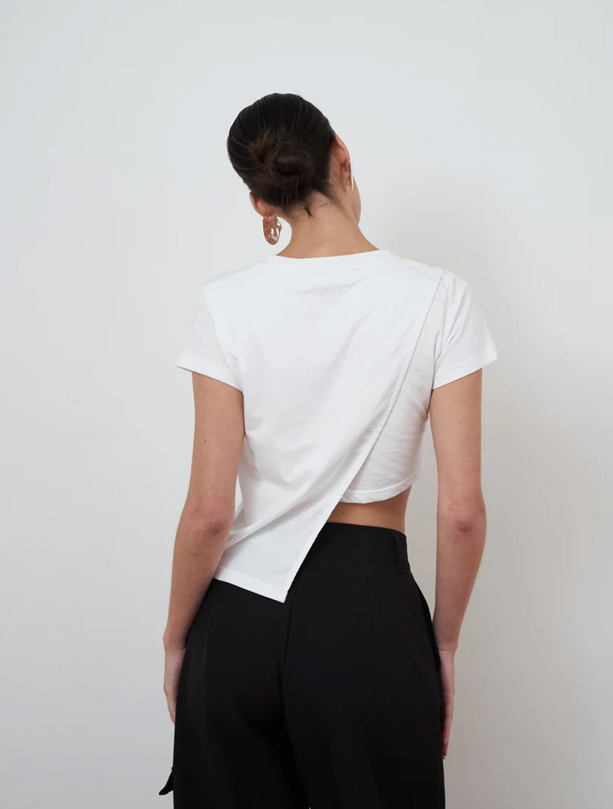 Camiseta de algodón con diseño asimétrico modelo Atrevida en colores blanco y vino de la marca Disímil – Ropa de diseño contemporáneo y básicos de autor hecho en Colombia | Casa Precis, Concept Store