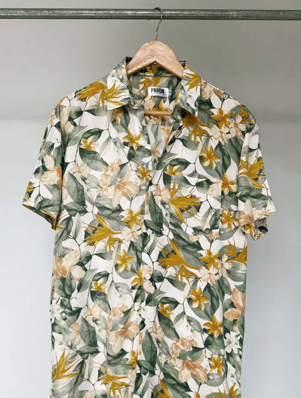 Camisa con estampado de aves y flores exóticas modelo Aves del Paraíso de la marca Pardo – Moda de lujo contemporáneo y diseño de autor hecho en Colombia | Casa Precis, Concept Store