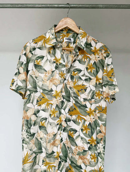 Camisa con estampado de aves y flores exóticas modelo Aves del Paraíso de la marca Pardo – Moda de lujo contemporáneo y diseño de autor hecho en Colombia | Casa Precis, Concept Store