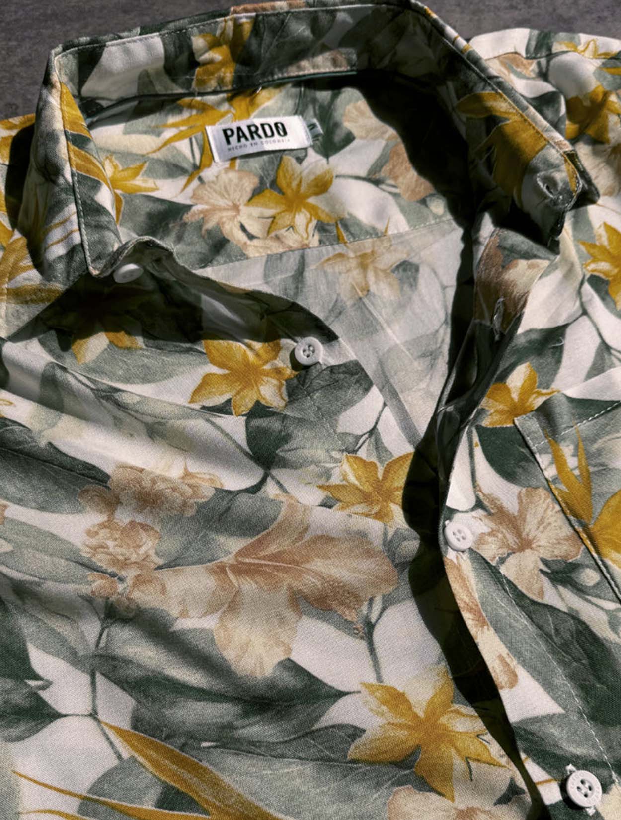 Camisa con estampado de aves y flores exóticas modelo Aves del Paraíso de la marca Pardo – Moda de lujo contemporáneo y diseño de autor hecho en Colombia | Casa Precis, Concept Store