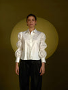 Camisa blanca con mangas de volumen segmentado modelo Caterpillar de la marca Disímil – Camisería de lujo y diseño contemporáneo de autor hecho en Colombia | Casa Precis, Concept Store