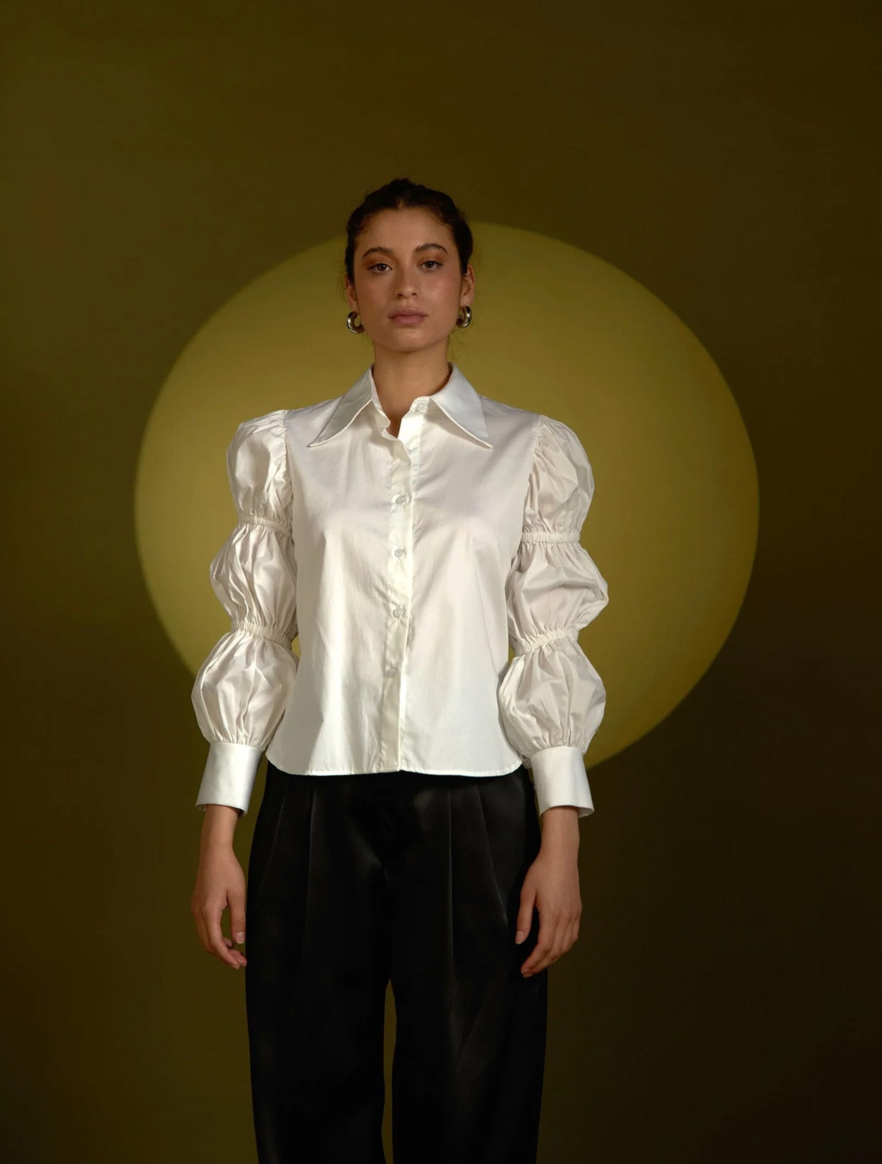 Camisa blanca con mangas de volumen segmentado modelo Caterpillar de la marca Disímil – Camisería de lujo y diseño contemporáneo de autor hecho en Colombia | Casa Precis, Concept Store