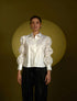 Camisa blanca con mangas de volumen segmentado modelo Caterpillar de la marca Disímil – Camisería de lujo y diseño contemporáneo de autor hecho en Colombia | Casa Precis, Concept Store