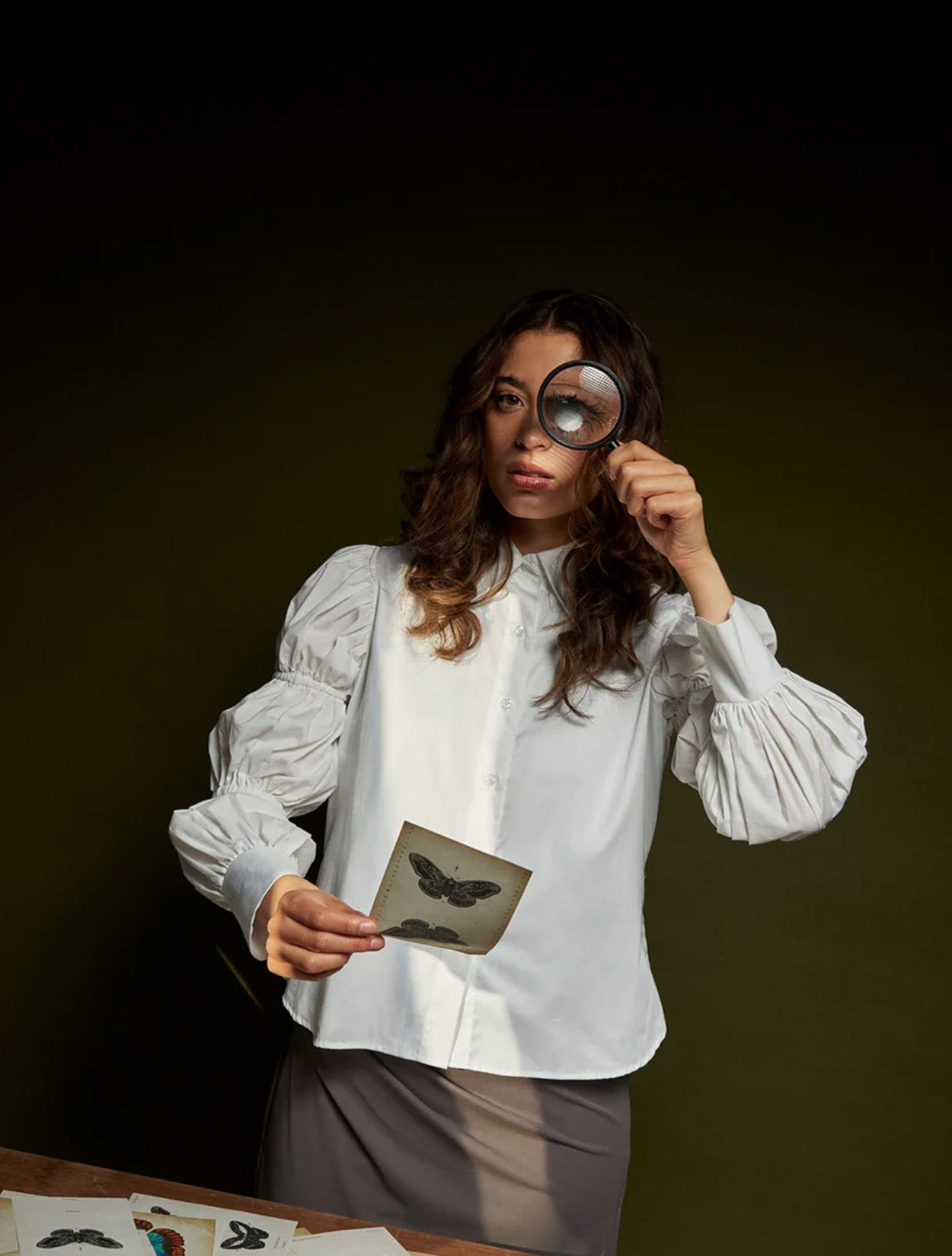 Camisa blanca con mangas de volumen segmentado modelo Caterpillar de la marca Disímil – Camisería de lujo y diseño contemporáneo de autor hecho en Colombia | Casa Precis, Concept Store
