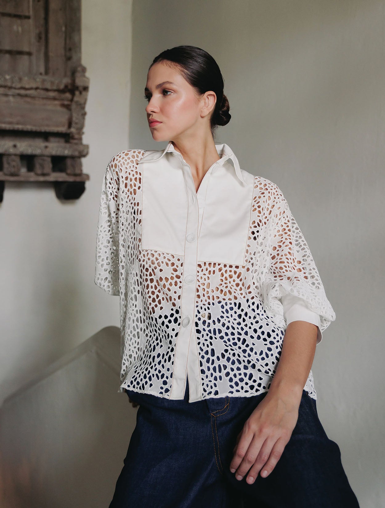 Camisa clásica de mujer en ojalillo de algodón blanco de la marca Diana Buelvas – Moda colombiana de lujo artesanal y diseño calado | Casa Precis, Concept Store
