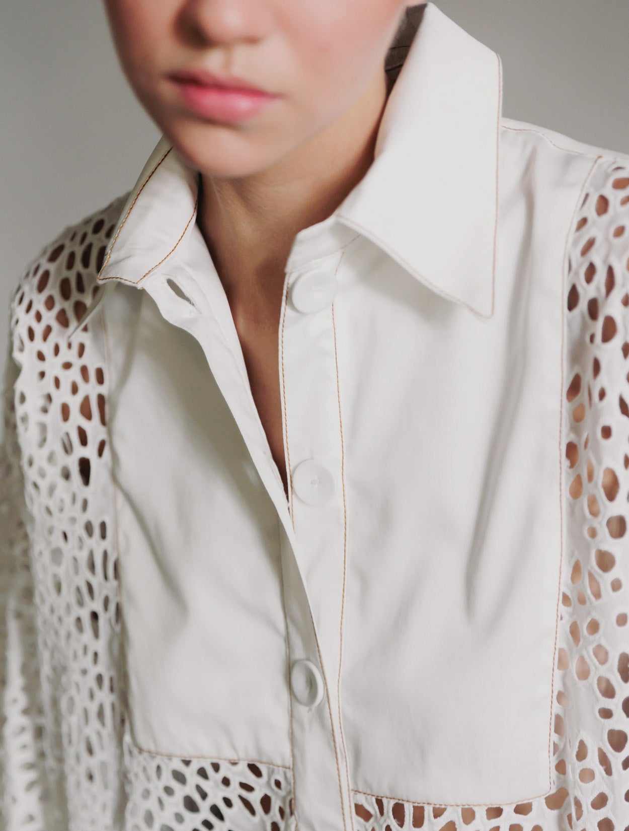 Camisa clásica de mujer en ojalillo de algodón blanco de la marca Diana Buelvas – Moda colombiana de lujo artesanal y diseño calado | Casa Precis, Concept Store
