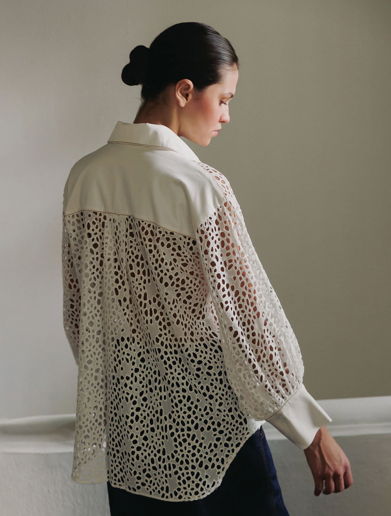 Camisa clásica de mujer en ojalillo de algodón blanco de la marca Diana Buelvas – Moda colombiana de lujo artesanal y diseño calado | Casa Precis, Concept Store