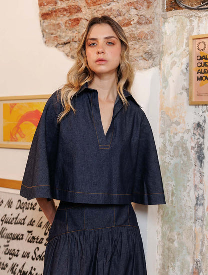 Camisa corta cropped en denim de la marca Diana Buelvas con diseño estructurado – Moda colombiana de lujo contemporáneo y estilo sastrero | Casa Precis, Concept Store