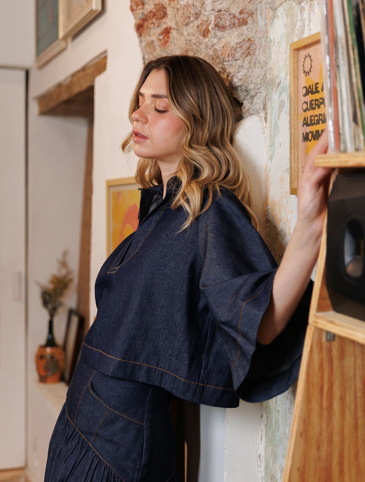 Camisa corta cropped en denim de la marca Diana Buelvas con diseño estructurado – Moda colombiana de lujo contemporáneo y estilo sastrero | Casa Precis, Concept Store