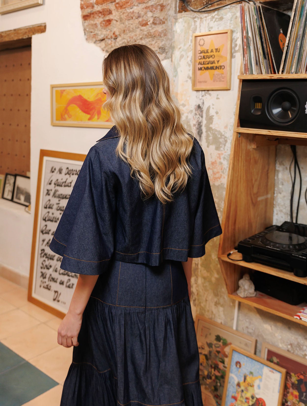 Camisa corta cropped en denim de la marca Diana Buelvas con diseño estructurado – Moda colombiana de lujo contemporáneo y estilo sastrero | Casa Precis, Concept Store