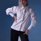 Camisa blanca de algodón con cuello largo de inspiración setentera modelo de la marca Disímil – Camisería de lujo y diseño contemporáneo de autor hecho en Colombia | Casa Precis, Concept Store