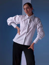 Camisa blanca de algodón con cuello largo de inspiración setentera modelo de la marca Disímil – Camisería de lujo y diseño contemporáneo de autor hecho en Colombia | Casa Precis, Concept Store