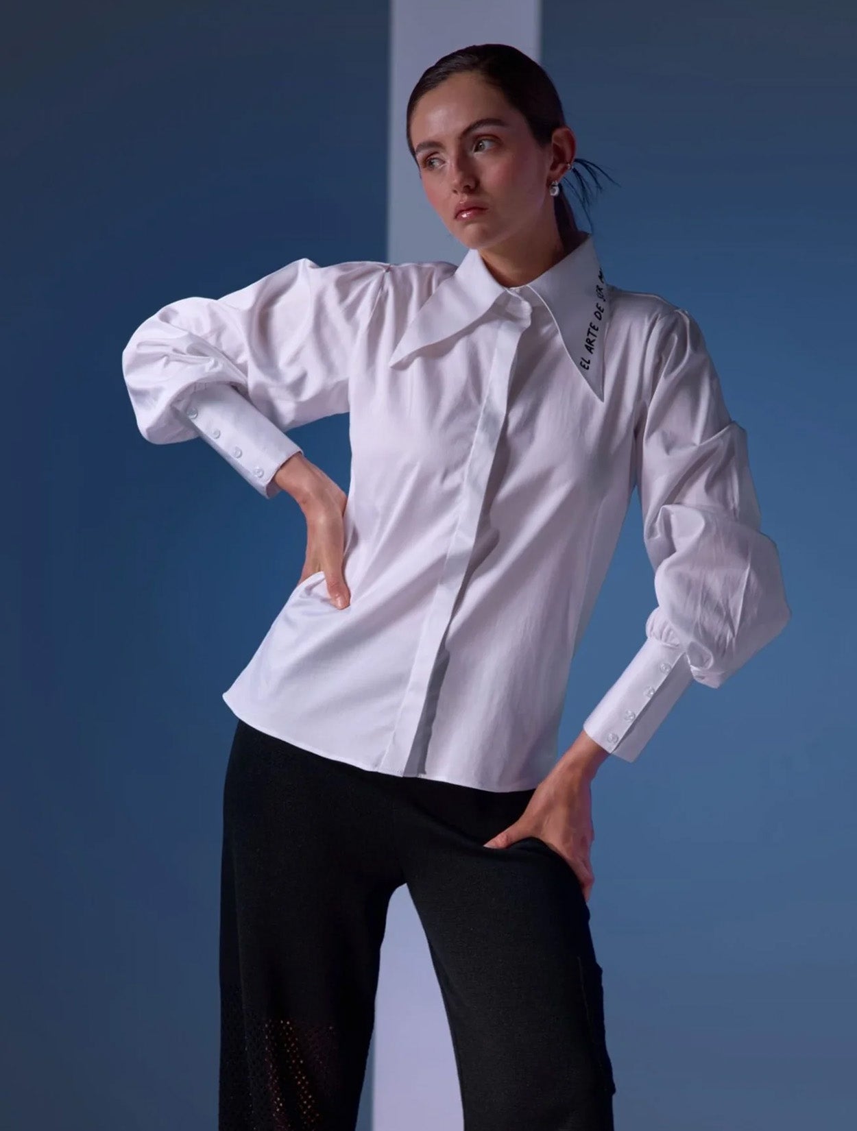 Camisa blanca de algodón con cuello largo de inspiración setentera modelo de la marca Disímil – Camisería de lujo y diseño contemporáneo de autor hecho en Colombia | Casa Precis, Concept Store