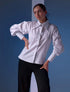 Camisa blanca de algodón con cuello largo de inspiración setentera modelo de la marca Disímil – Camisería de lujo y diseño contemporáneo de autor hecho en Colombia | Casa Precis, Concept Store