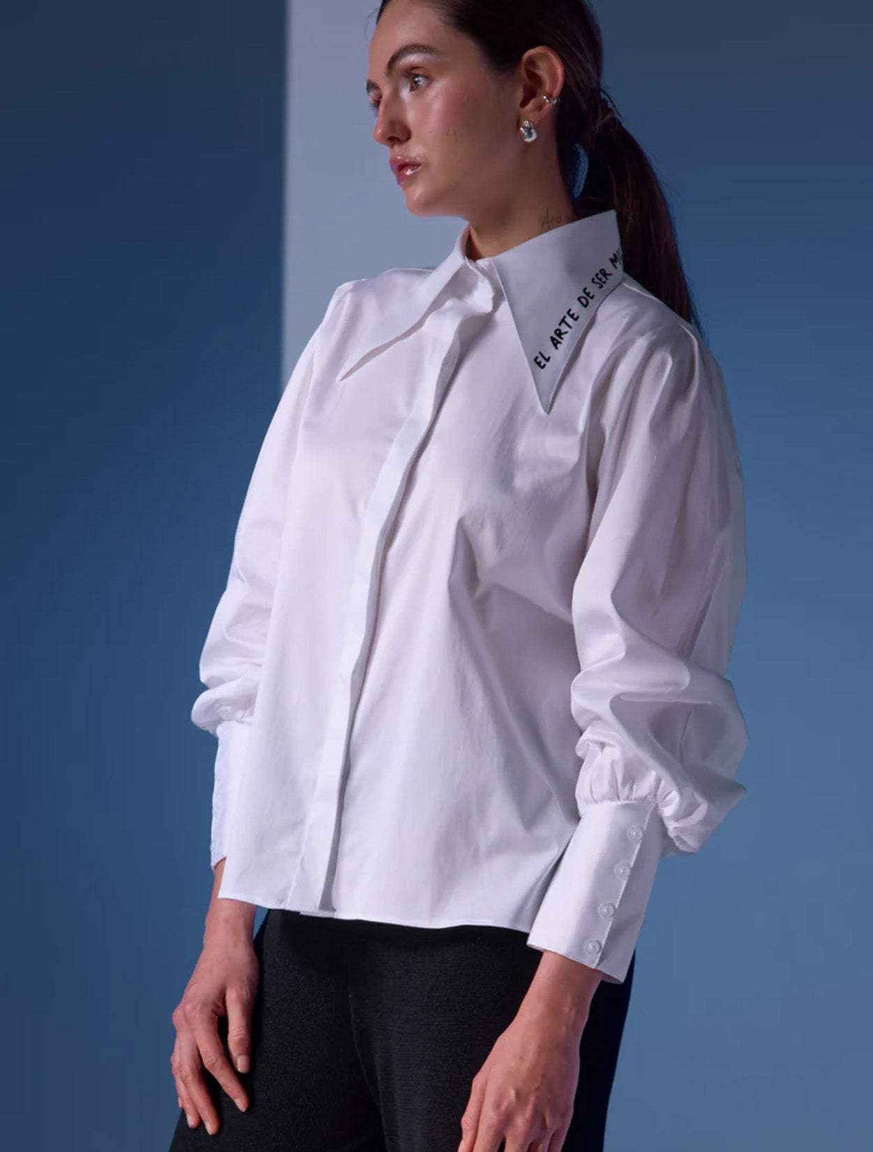 Camisa blanca de algodón con cuello largo de inspiración setentera modelo de la marca Disímil – Camisería de lujo y diseño contemporáneo de autor hecho en Colombia | Casa Precis, Concept Store