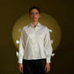 Camisa blanca de algodón con detalles de lazos modelo Moños de la marca Disímil – Camisería de lujo y diseño contemporáneo de autor hecho en Colombia | Casa Precis, Concept Store